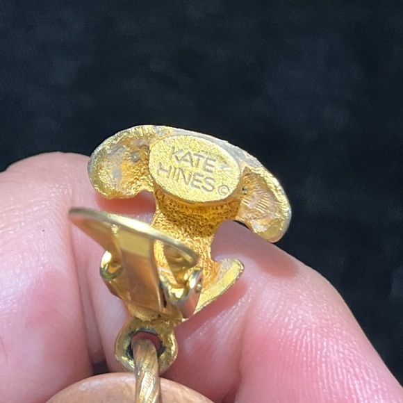 Kate Hines Brushed Goldtone FleurDeLis Dangling Vintage Clipon Jewelry Earrings - Picture 3 of 14